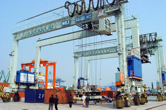 What three load combinations should be carried out for port crane load calculations?